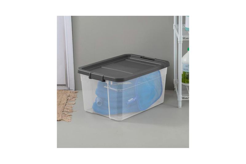 Caja organizadora plástica 76QTY transparente/gris Sterilite, vista en uso guardando una manguera azul