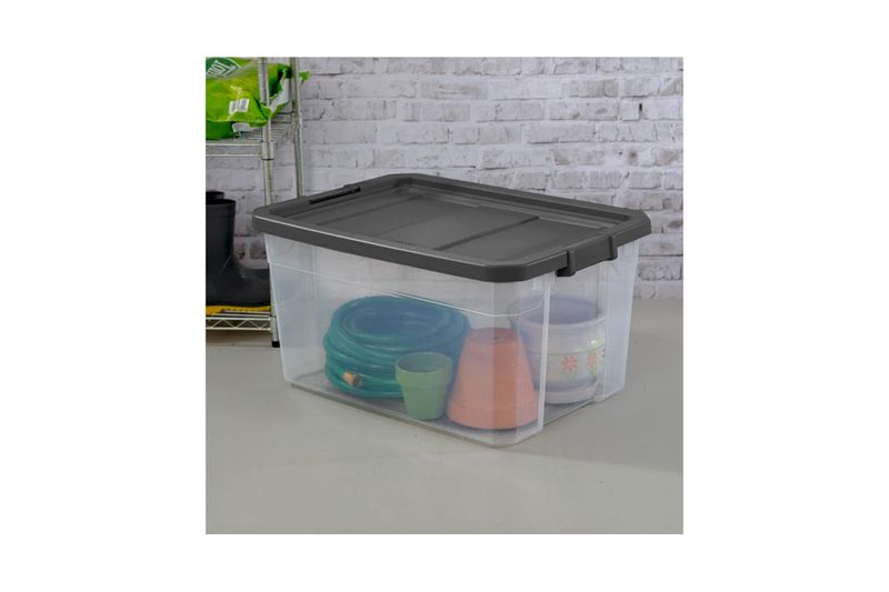 Caja organizadora plástica 76QTY transparente/gris Sterilite, vista frontal con tapa cerrada y macetas en su interior