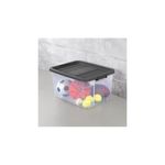 Caja organizadora plástica 76 qty transparente/gris Sterilite, llena de balones y pelotas sobre una superficie gris