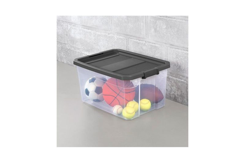 Caja organizadora plástica 76 qty transparente/gris Sterilite, llena de balones y pelotas sobre una superficie gris