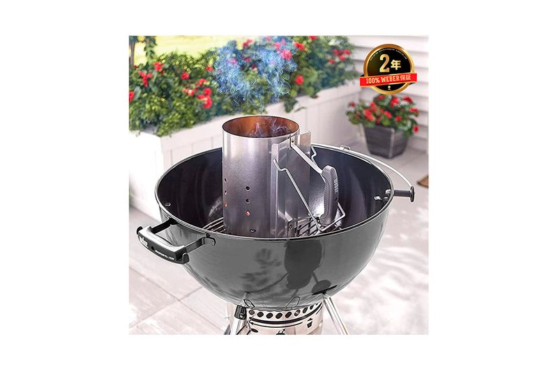 Chimenea para barbacoa de carbón Rapidfire Weber, colocada dentro de una parrilla circular negra con carbón encendido