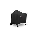 Funda para barbacoa Premium/Deluxe carbón negra Weber, puesta sobre la barbacoa con logo frontal y ruedas visibles