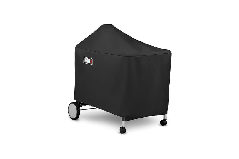 Funda para barbacoa premium/deluxe carbón negra Weber, vista lateral del producto colocado sobre la barbacoa