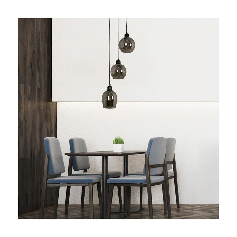 Luminaria colgante Átomo negro escalonado 3L E27 40W Lumicentro Ikelite, instalada sobre una mesa de comedor con sillas