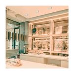 Luminaria de sobreponer LED Alnita I 8 W 3000 K blanco/negro Tecnolite, instalada en el techo de un local comercial