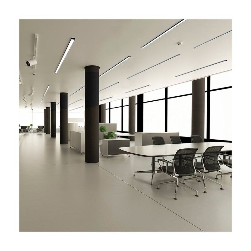 Luminaria lineal LED ultra slim 36 W 3200 lm 127 V 3000 K negro Tecnolite, instalada en el techo de una oficina moderna