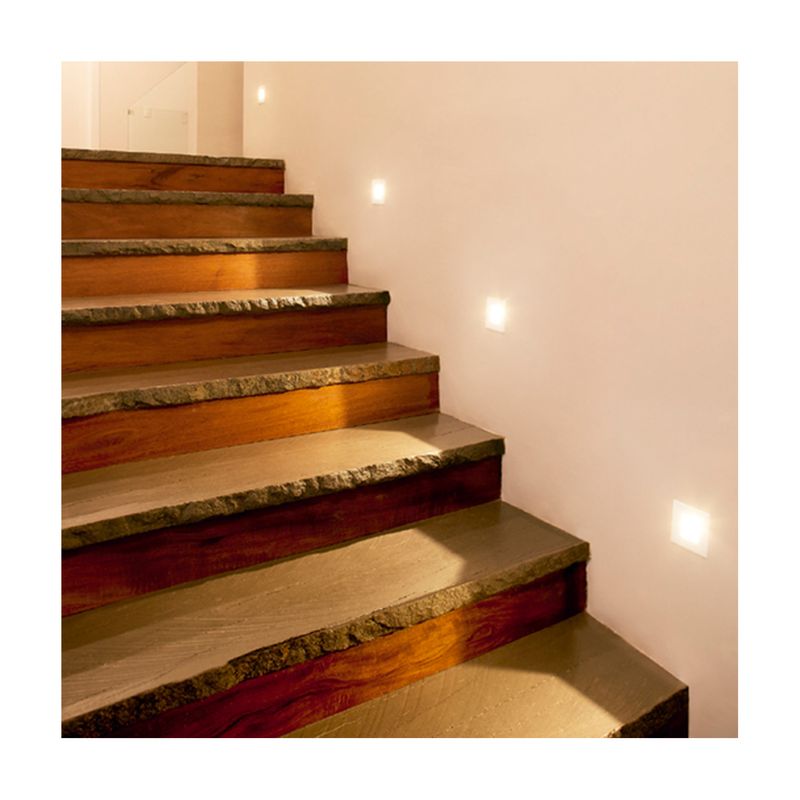 Luminaria de pared luz de cortesía Cynara 3000K 125lm blanco Tecnolite, instaladas en pared junto a escaleras de madera