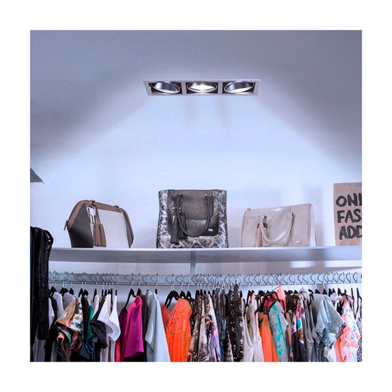 Bombilla LED Helium II 15 W 6500 K G53 1350 lm Tecnolite, instalada en techo iluminando ropa y bolsos en una tienda
