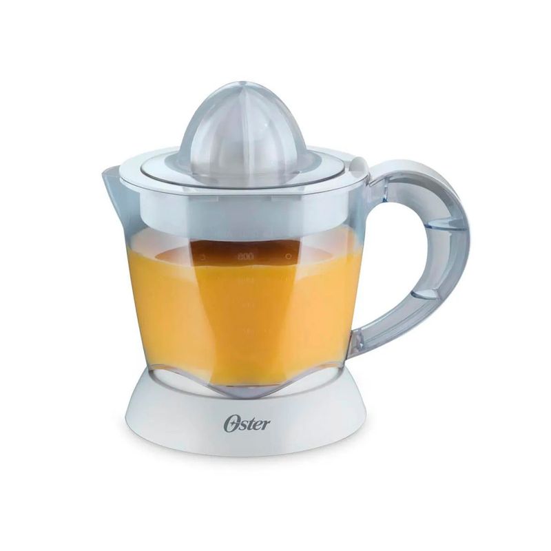 Exprimidor de cítricos 1 l 25 W blanco Oster, vista frontal con jugo de naranja en la jarra transparente
