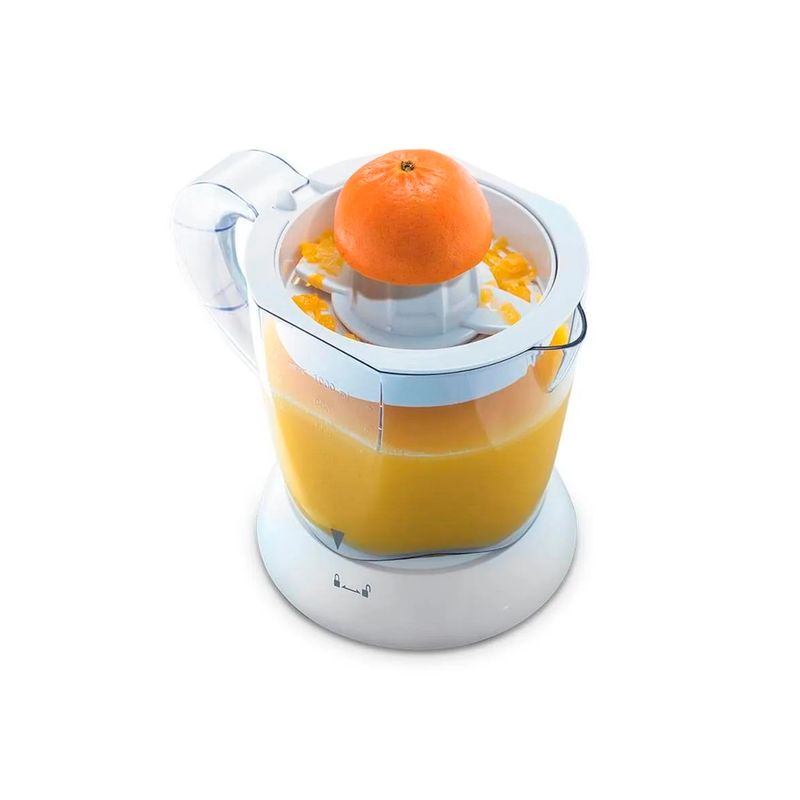 Exprimidor de cítricos 1 litro 25 W blanco Oster, con una naranja sobre el cono y el recipiente lleno de jugo