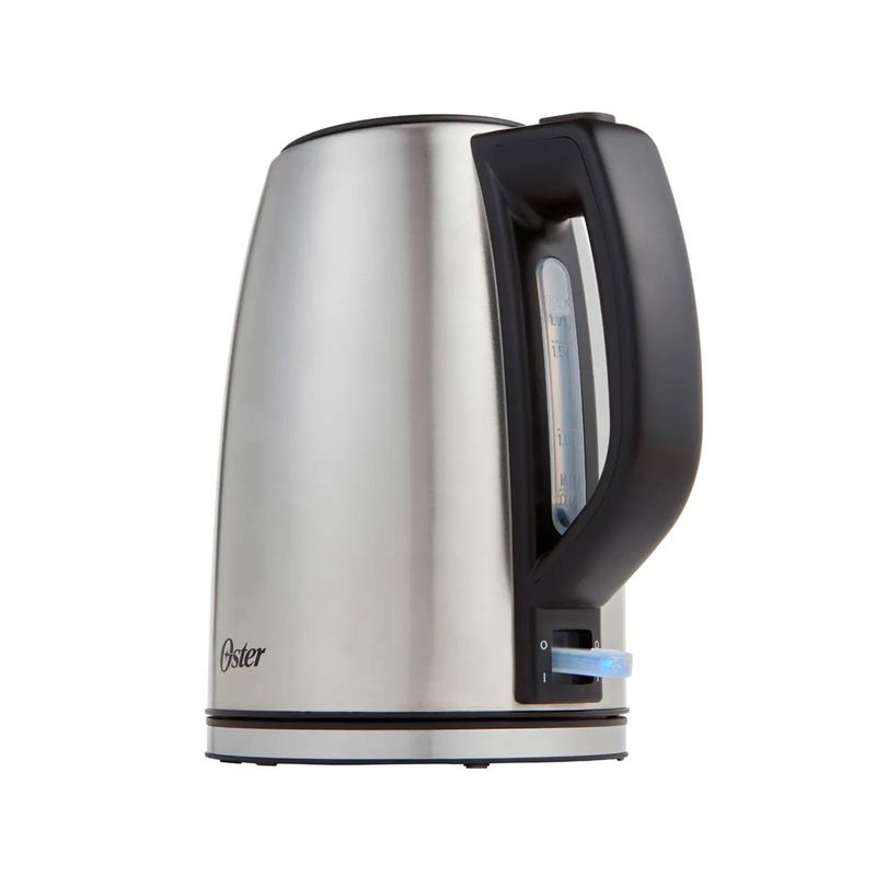 Hervidor eléctrico 1.7 L acero inoxidable Oster, vista lateral resaltando el asa negra y el indicador de nivel de agua