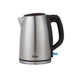 Hervidor eléctrico 1.7 l acero inox Oster, vista frontal del cuerpo metálico con mango y base de plástico negro