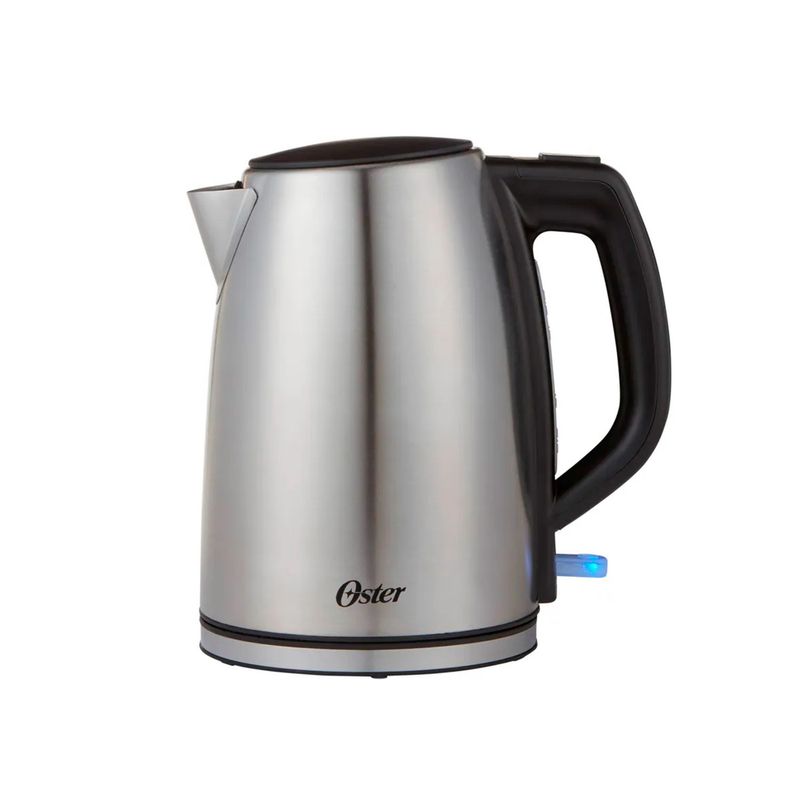 Hervidor eléctrico 1.7 l acero inox Oster, vista frontal del cuerpo metálico con mango y base de plástico negro