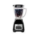 Licuadora vaso vidrio 1.5 L 800 W 2 vel negra Oster, vista frontal con vaso lleno de arándanos y moras