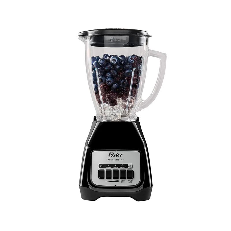 Licuadora vaso vidrio 1.5 L 800 W 2 vel negra Oster, vista frontal con vaso lleno de arándanos y moras