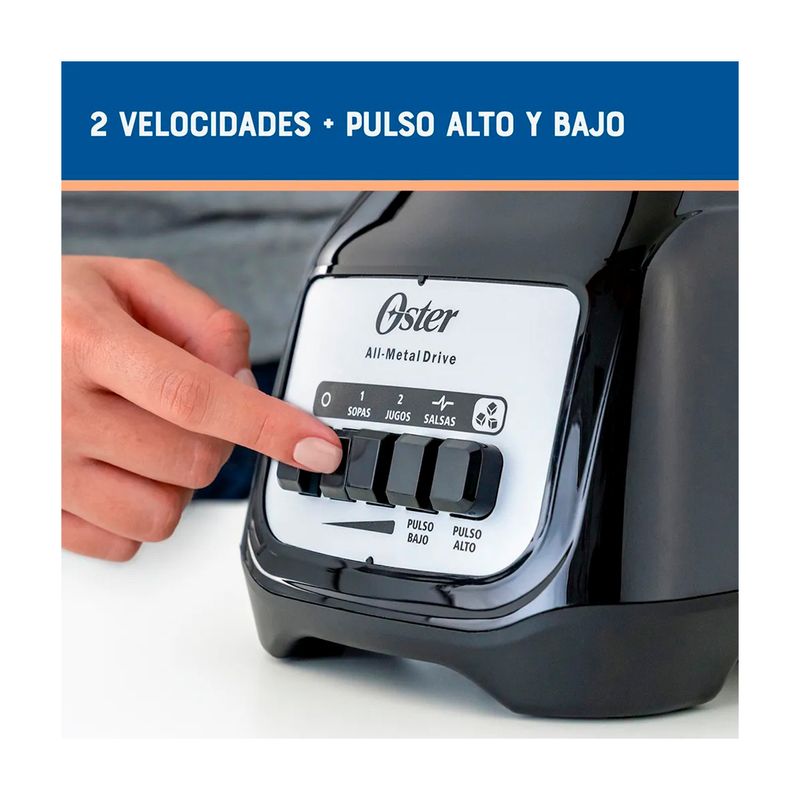 Licuadora vaso vidrio 1.5 L 800 W 2 vel negra Oster, primer plano del panel de control y botones de velocidad