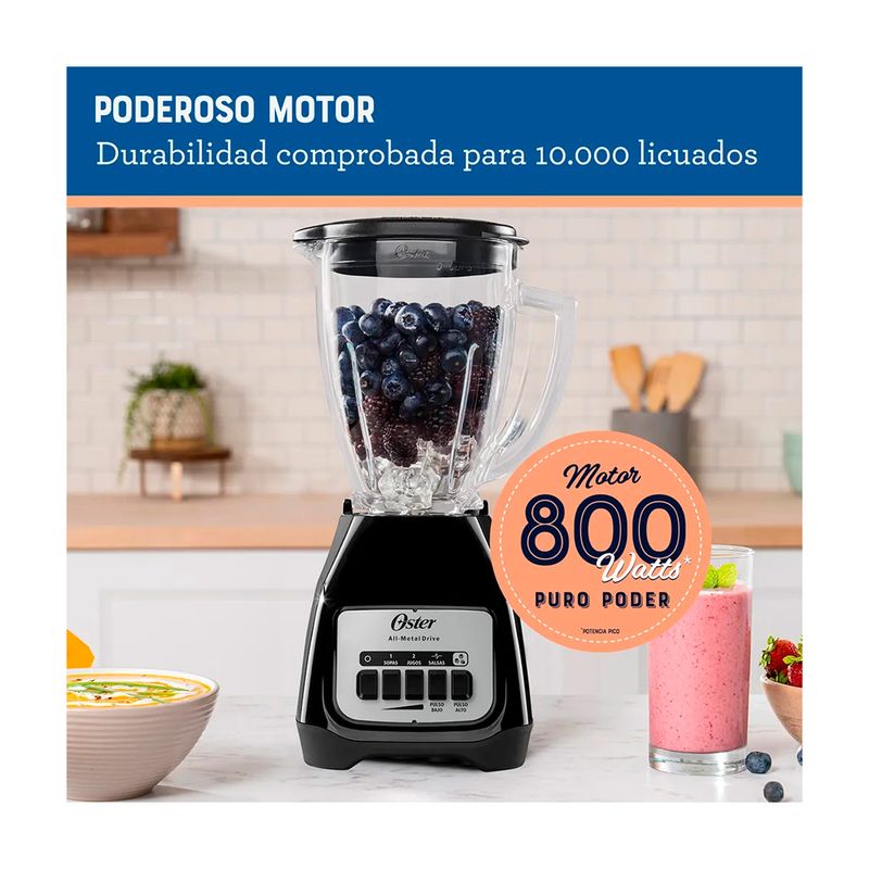 Licuadora vaso vidrio 1.5 l 800 w 2 vel negra Oster, imagen promocional con arándanos en el vaso y texto de potencia