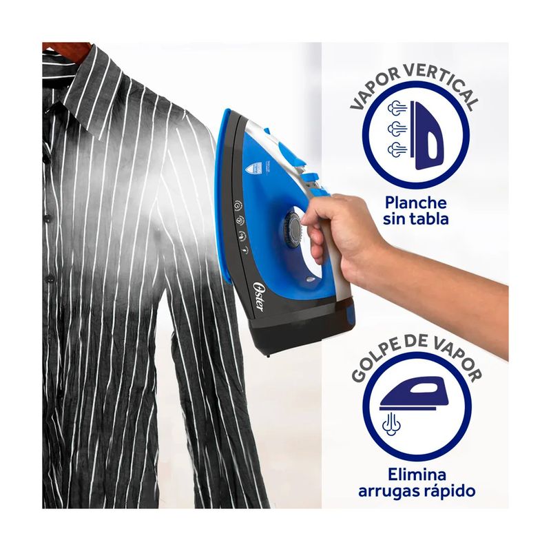 Plancha a vapor cable retráctil azul Oster, demostración de uso de vapor vertical sobre camisa a rayas colgada