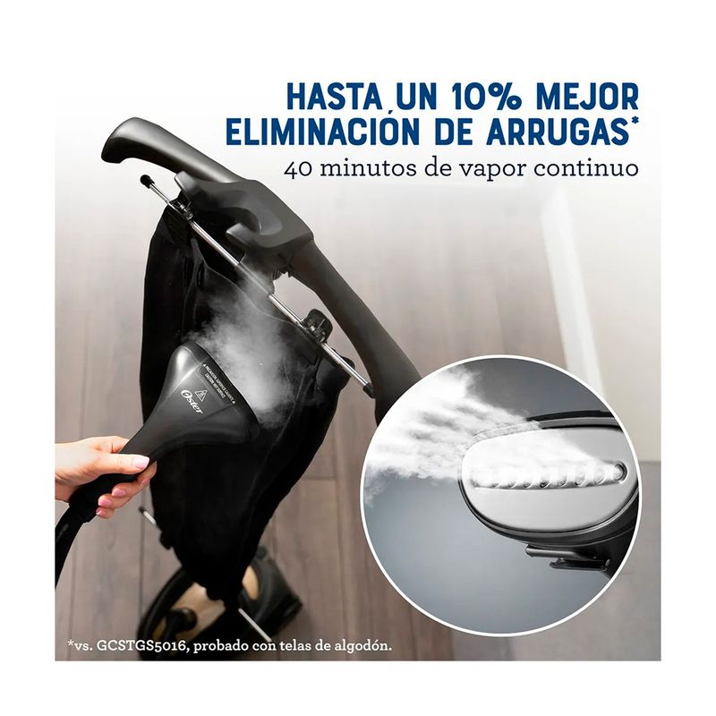 Vaporizador de pedestal vertical 1.5 l Oster, mano sosteniendo la plancha negra emitiendo vapor sobre una prenda