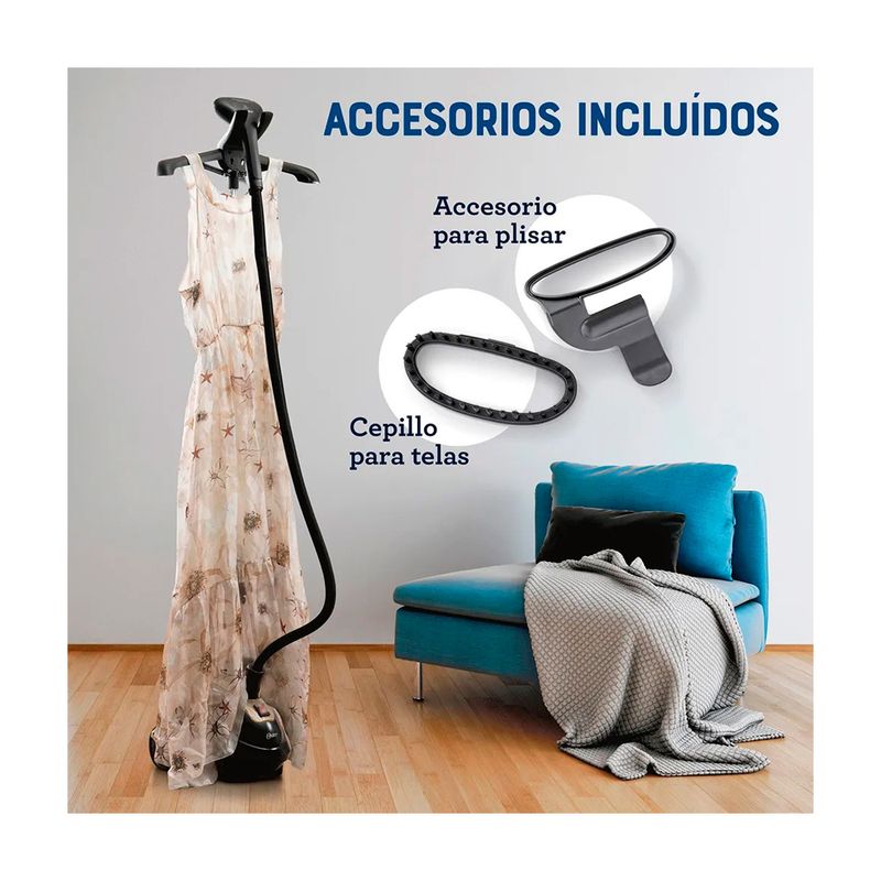 Vaporizador de pedestal vertical 1.5 L Oster, equipo con prenda colgada y detalle de cepillo para telas y accesorio para