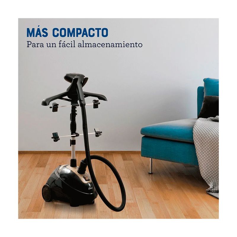 Vaporizador de pedestal vertical 1.5 L Oster, equipo negro en ambiente interior junto a un sofá azul