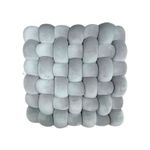 Cojín decorativo 33x33x12 cm gris Pasabahce, vista frontal detallando el diseño trenzado y acolchado