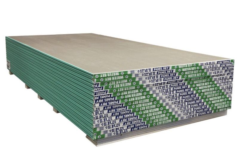 Lámina gypsum RH 4 x 8 x 1/2 Panel Rey, pila de láminas con bordes verdes y caras grises