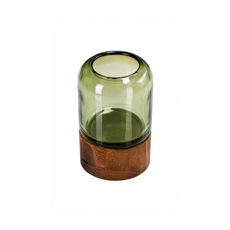 Florero decorativo 12 x 12 x 19.5 cm Concepts, vista frontal del recipiente de vidrio verde sobre base de madera café