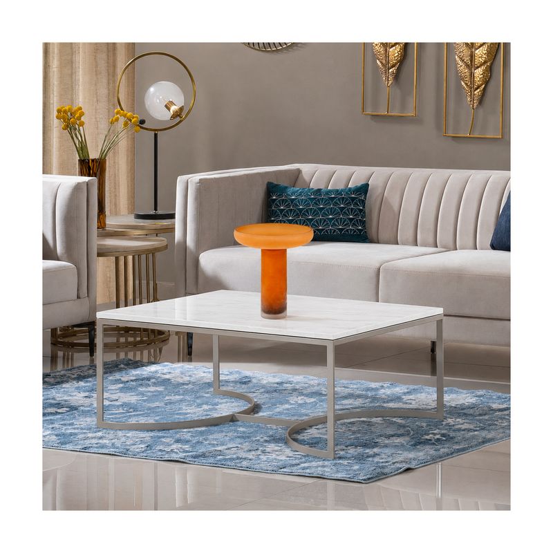 Adorno decorativo para centro de mesa 22.5 x 22.5 x 34.5 cm Concepts, pieza naranja sobre una mesa blanca en una sala