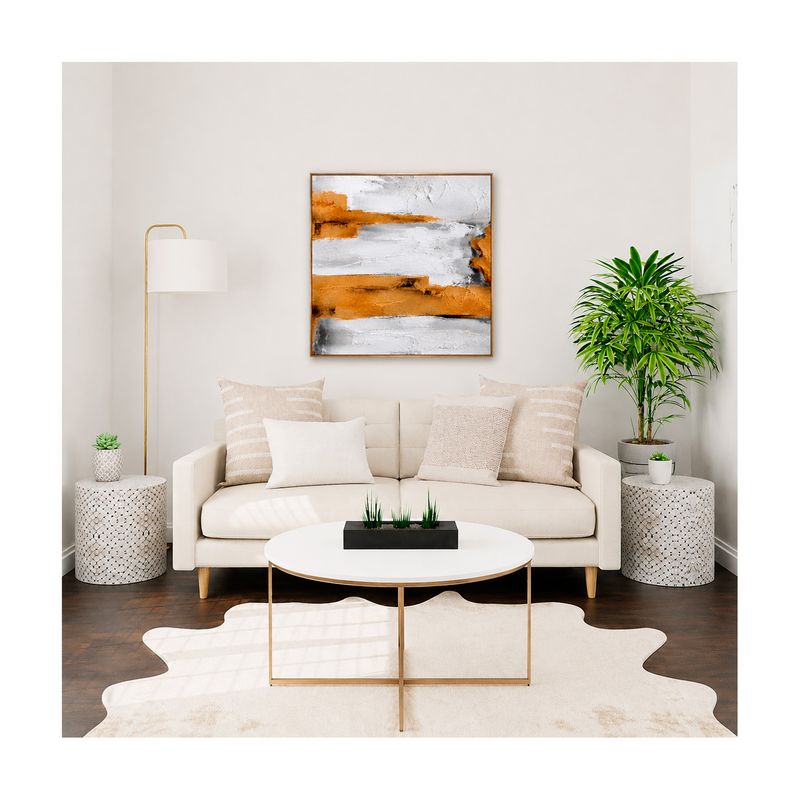 Cuadro decorativo 102 x 4.5 x 102 cm Concepts, colgado en pared blanca sobre un sofá beige en una sala iluminada