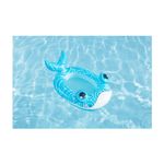 Flotador inflable para niños 3+ años Playa Pal Bestway, vista cenital del inflable azul con forma de pez sobre el agua