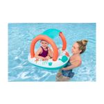 Flotador inflable con techo para niños 3+ años Bestway, niña sentada dentro del flotador blanco y naranja en una piscina