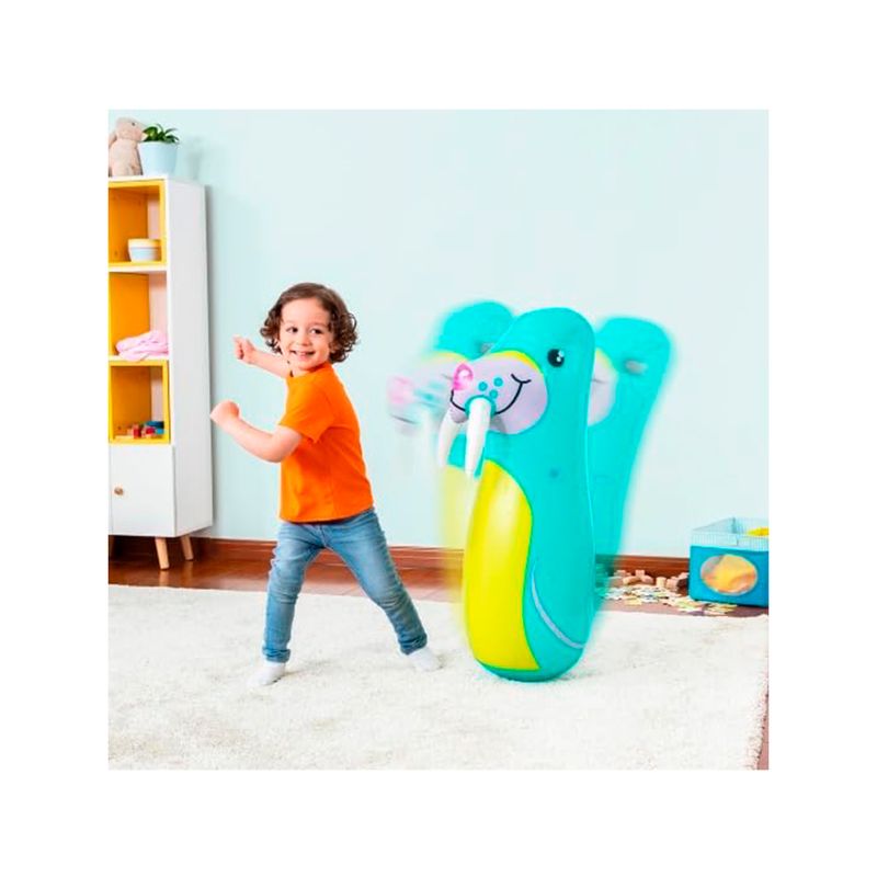 Juguete de boxeo inflable 89 cm F.Animales surtido Bestway, niño pequeño golpeando el muñeco inflable azul en forma de animal