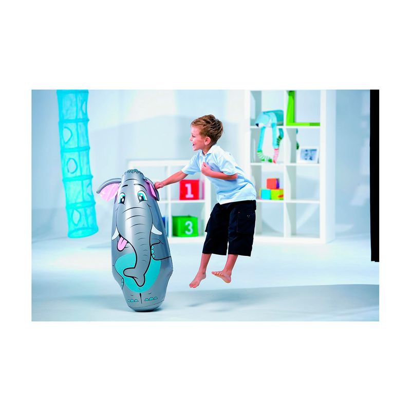 Juguete de boxeo inflable 89 cm F.Animales surtido Bestway, niño saltando y golpeando el juguete con forma de elefante gris