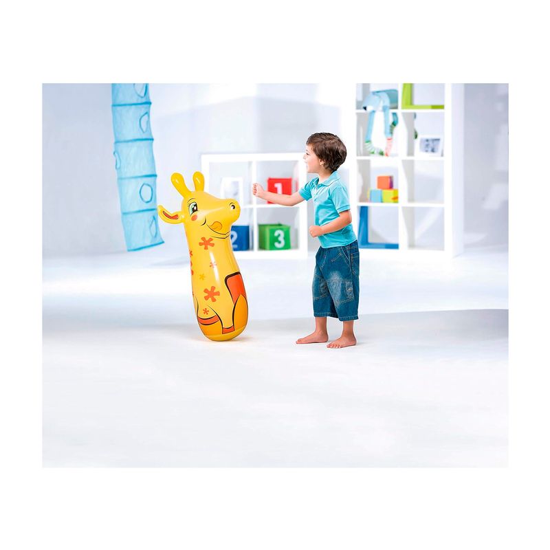 Juguete de boxeo inflable 89 cm F. Animales surtido Bestway, niño pequeño golpeando el muñeco amarillo en forma de jirafa