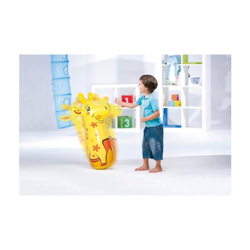 Juguete de boxeo inflable 89 cm F. Animales surtido Bestway, niño golpeando la jirafa amarilla en movimiento