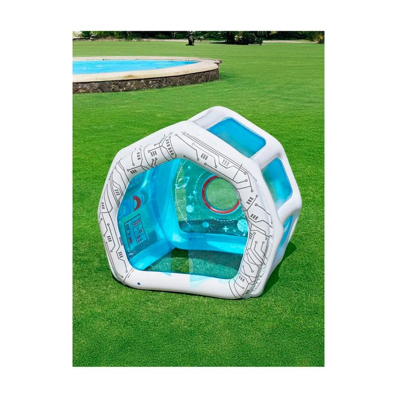 Juguete inflable nave espacial 1.25 x 1.05 x 1.17 m Bestway, vista frontal sobre césped verde con piscina al fondo