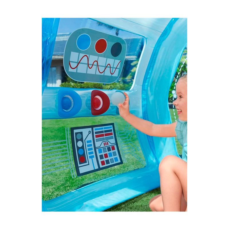 Juguete inflable nave espacial 1.25 x 1.05 x 1.17 m Bestway, niña interactuando con el panel de control inflable azul