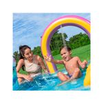 Centro de juego inflable arcoíris 1.88 x 1.50 x 0.89 cm Bestway, niño jugando en la piscina bajo el chorro de agua del arco