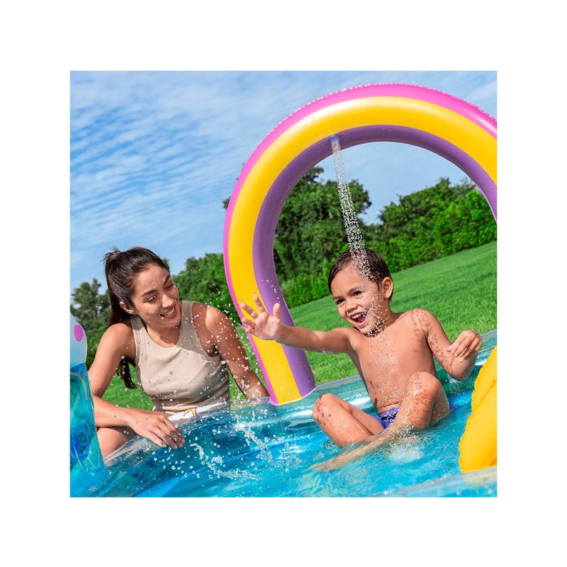 Centro de juego inflable arcoíris 1.88 x 1.50 x 0.89 cm Bestway, niño jugando en la piscina bajo el chorro de agua del arco