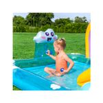 Centro de juego inflable arcoíris 1.88 x 1.50 x 0.89 cm Bestway, niña pequeña jugando con el chorro de agua en la piscina