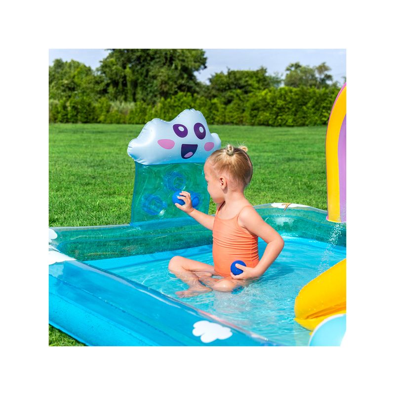 Centro de juego inflable arcoíris 1.88 x 1.50 x 0.89 cm Bestway, niña pequeña jugando con el chorro de agua en la piscina