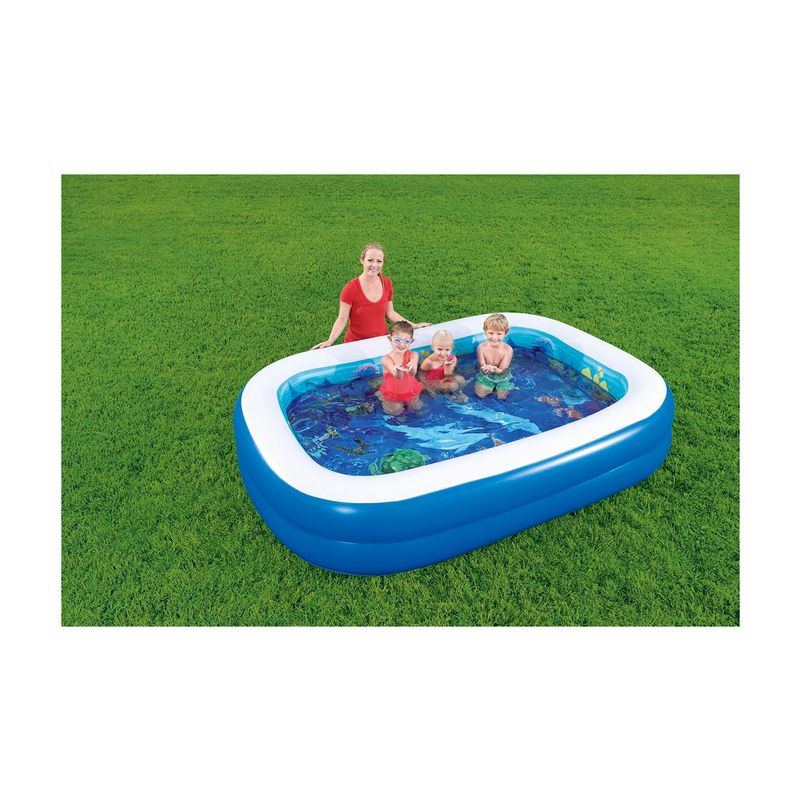 Piscina inflable rectangular Family Pool Aventura Submarina 2.62 x 1.75 x 0.51 m Bestway, con niños y adulta en el césped