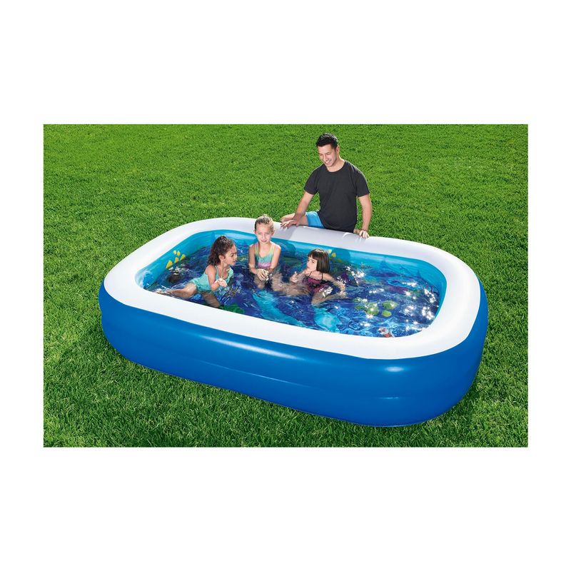 Piscina inflable rectangular Family Pool Aventura Submarina 2.62 x 1.75 x 0.51 m Bestway, con niños y un adulto en el césped