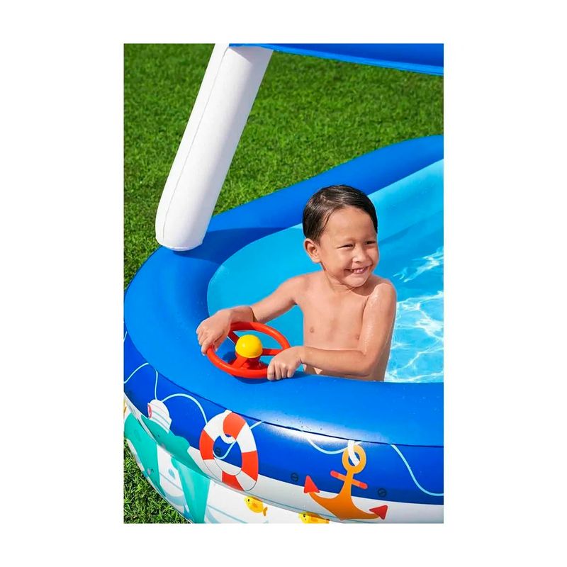 Piscina inflable para niños con techo 2.13 x 1.55 x 1.32 m Bestway, niño jugando con el volante rojo dentro del agua