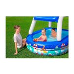 Piscina inflable para niños con techo 2.13 x 1.55 x 1.32 m Bestway, con niños jugando dentro y una mujer al lado