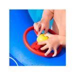 Piscina inflable para niños con techo 2.13 x 1.55 x 1.32 m Bestway, primer plano de manos de niño jugando con el volante rojo