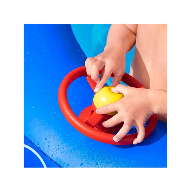 Piscina inflable para niños con techo 2.13 x 1.55 x 1.32 m Bestway, primer plano de manos de niño jugando con el volante rojo