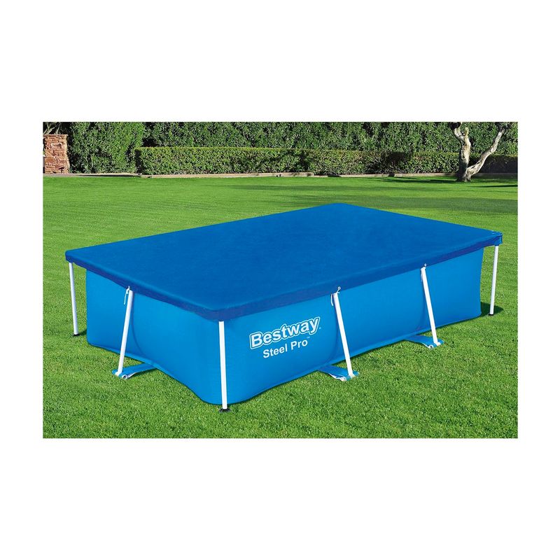 Lona protectora para piscina rectangular 3.00 x 2.01 m Bestway, instalada sobre piscina azul en un jardín con césped