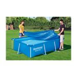 Lona protectora para piscina rectangular 3.00 x 2.01 m Bestway, pareja colocándola sobre una piscina azul en un jardín
